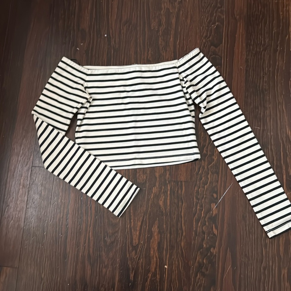 Nicholas off shoulder crop tee